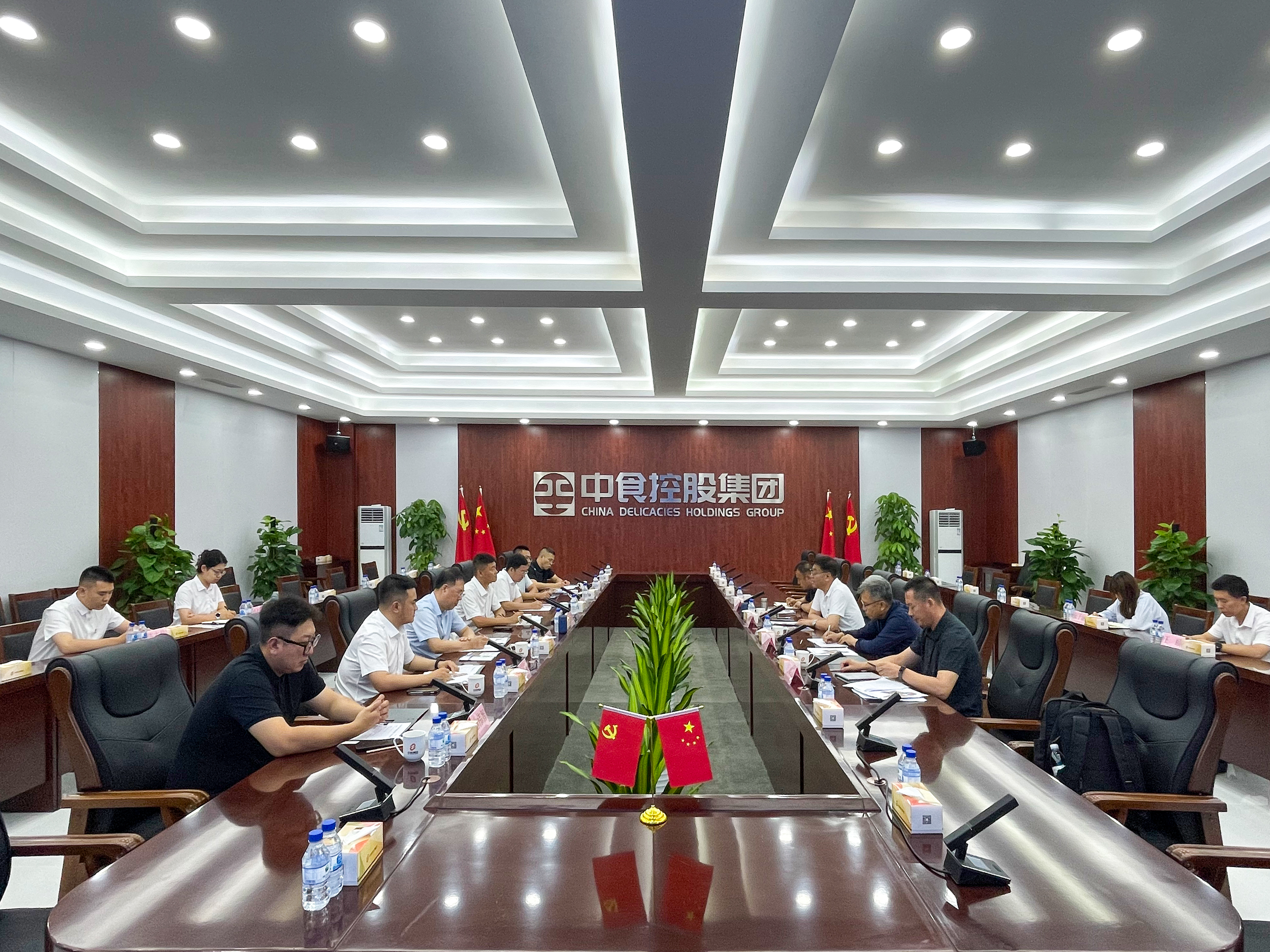王文亮与呼伦贝尔市鄂伦春自治旗委书记晋洪生举行会谈