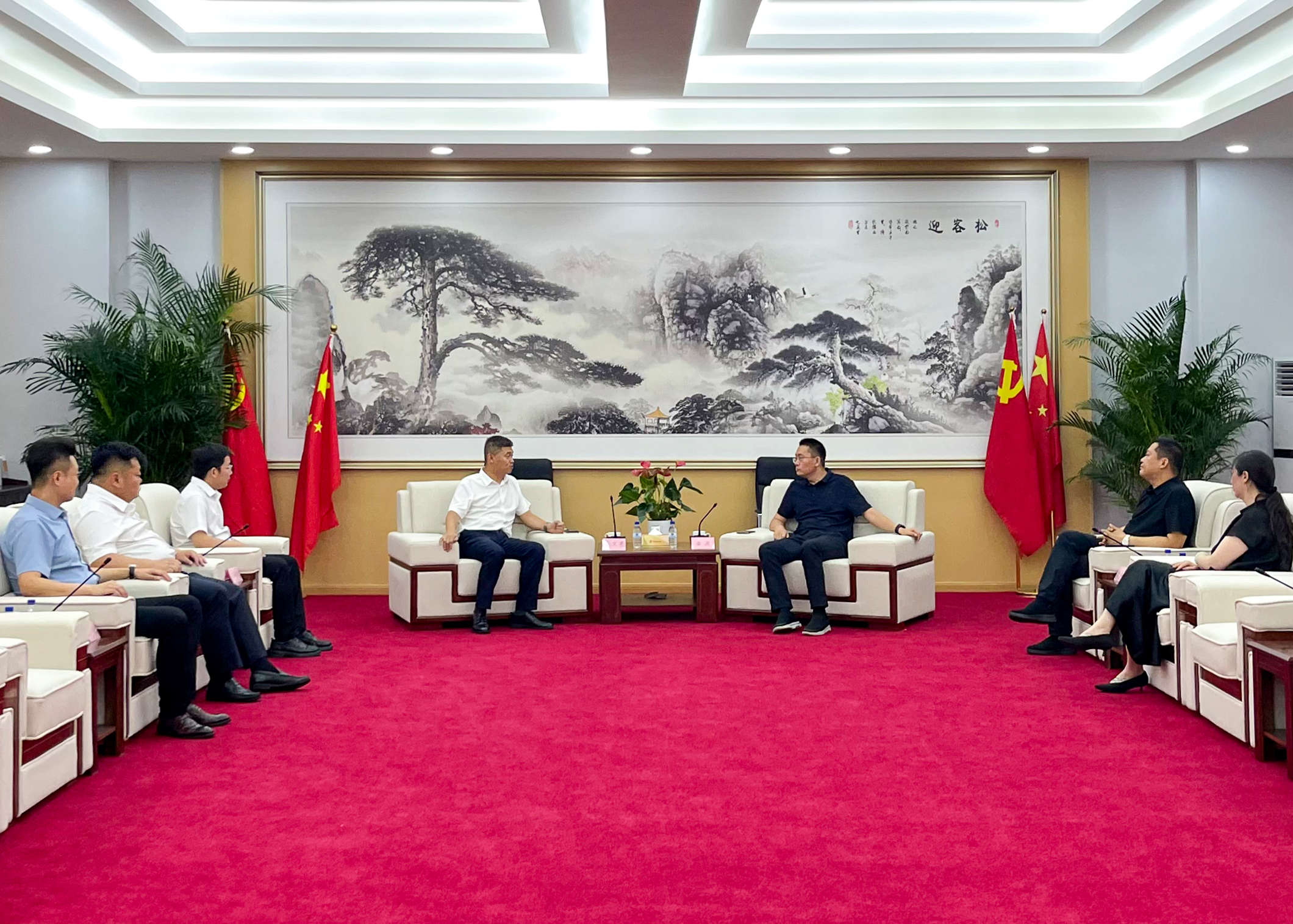 王文亮与黑河市委副书记、市长秦波举行会谈，集团总经理苏德库参加会谈