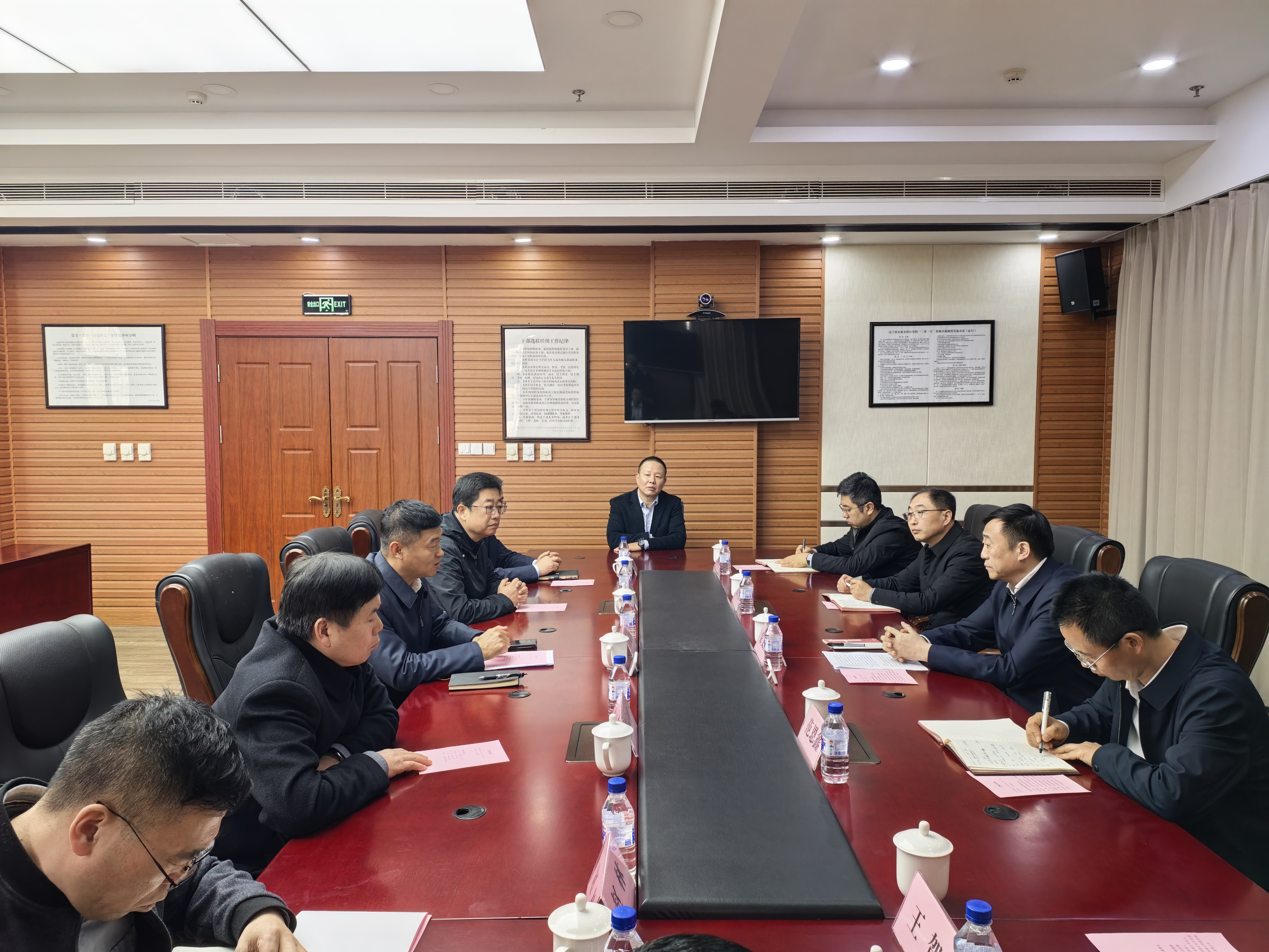 王文亮与辽宁省农业农村厅党组书记、厅长朱文波会谈